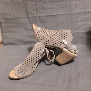 Pretty open toe heels just in time for Spring. Never worn. Great for any outfit
